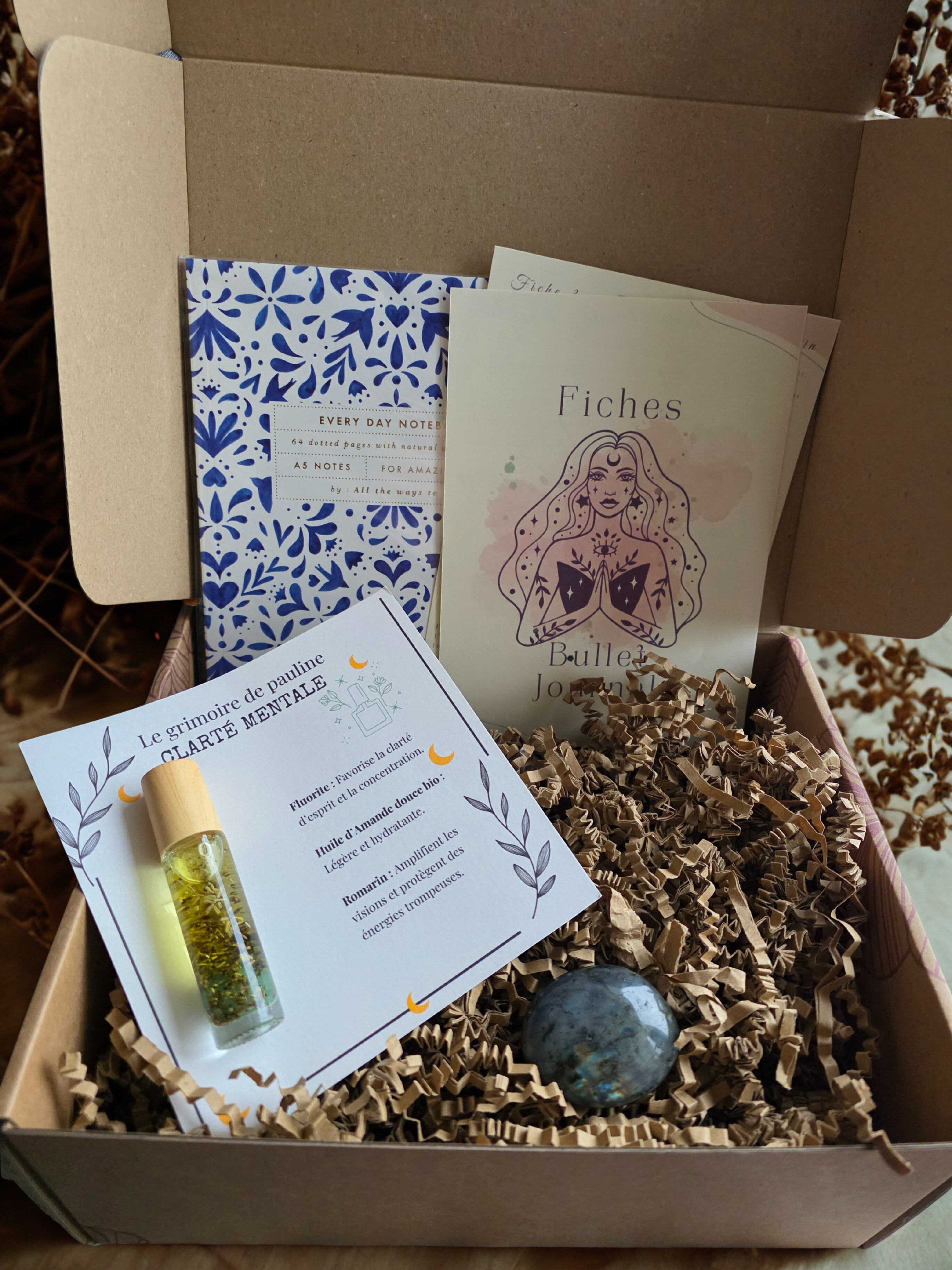 Découvre la Box Vision Sacrée : une expérience sacrée et intuitive pour affiner ton regard intérieur, éveiller ta sagesse profonde et te reconnecter à ta guidance. Une invitation à ralentir, à écouter les messages subtils, à poser une intention claire et à honorer ta vision unique. Ouvre l’espace, fais confiance à ton ressenti et laisse ta lumière intérieure te guider. Découvre la Box Vision Sacrée : une expérience sacrée et intuitive pour affiner ton regard intérieur, éveiller ta sagesse profonde et te reconnecter à ta guidance. Une invitation à ralentir, à écouter les messages subtils, à poser une intention claire et à honorer ta vision unique. Ouvre l’espace, fais confiance à ton ressenti et laisse ta lumière intérieure te guider.